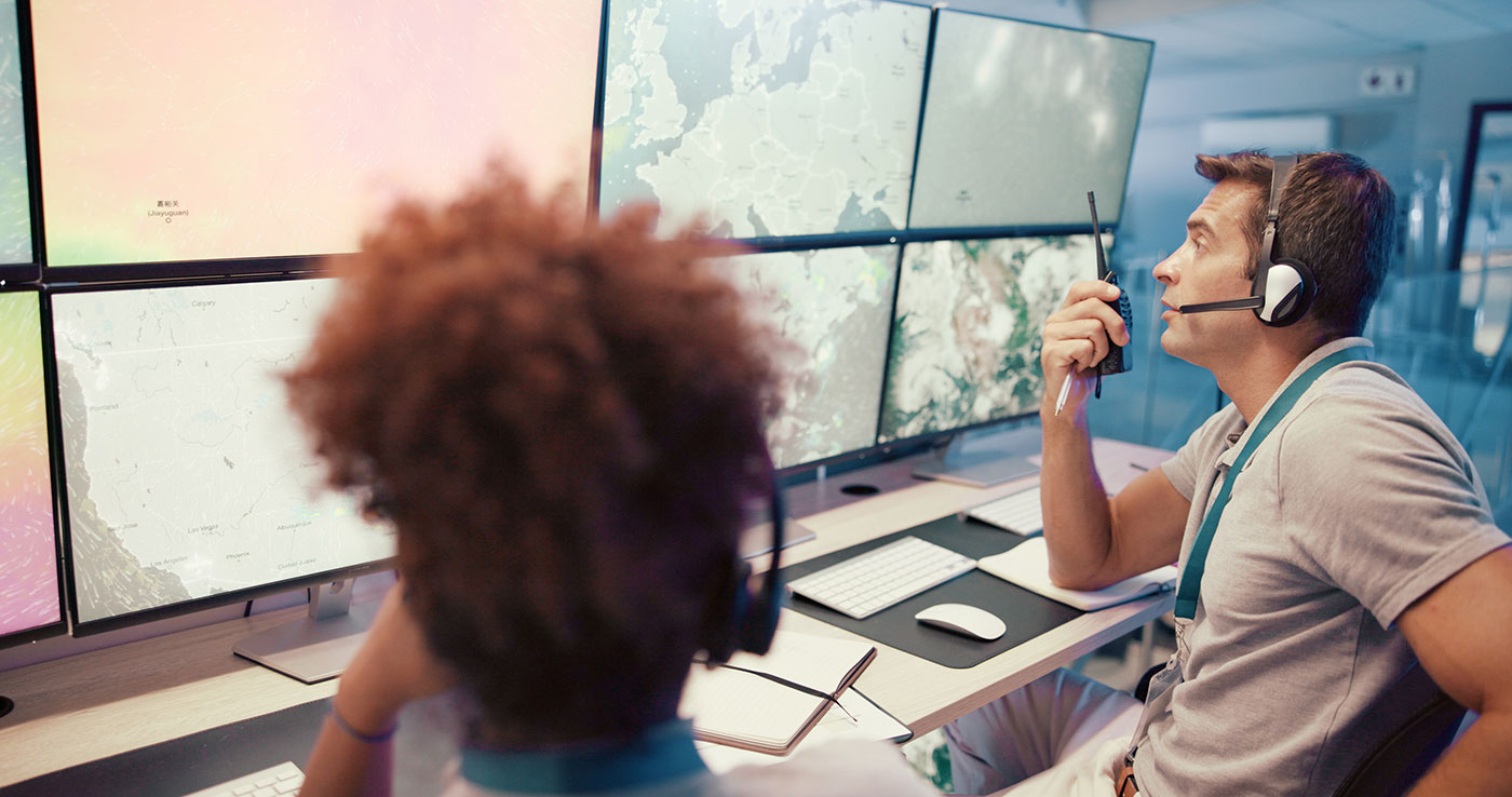 chica oficinista mirando el movil